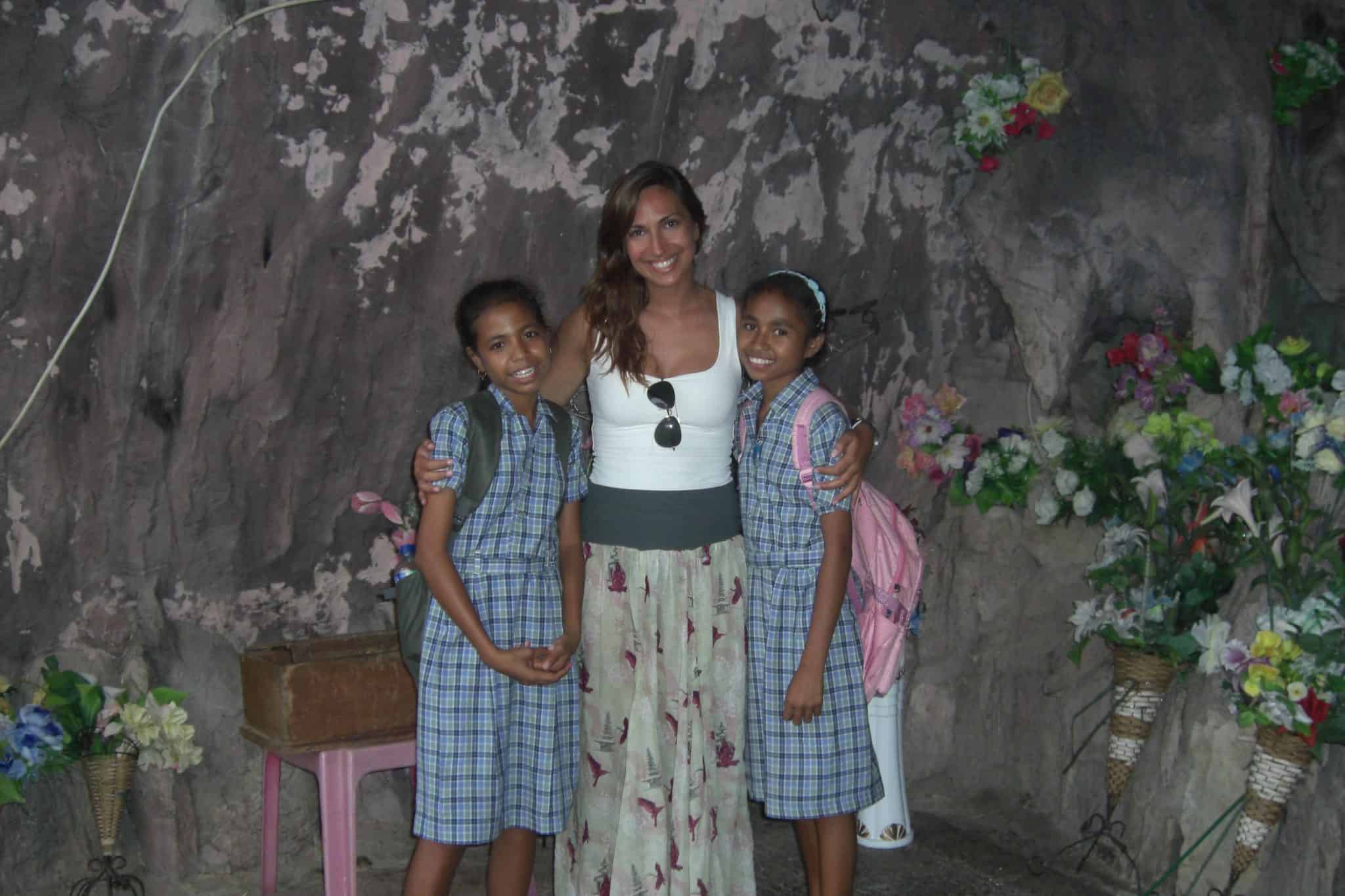 Numa gruta com crianáas timorenses, em D°li